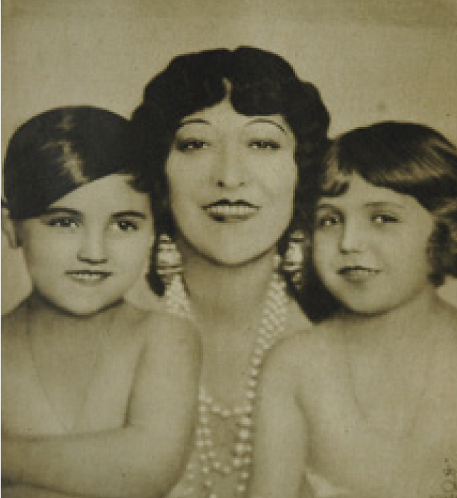 Dolly Jancsi örökbefogadott lányaival, Klárival és Csöpivel (Mancival) Színházi Élet, 1930. 20. szám, belső címlap