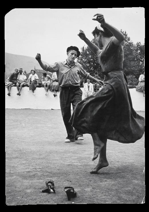 Robert Capa: Fiatal pár táncol a Baszk fesztiválon. Biarritz, Franciaország, 1951. augusztus, zselatinos ezüst vintázs kópia, papír. A fényképész gumibélyegzője a hátoldalon, Magyar Nemzeti Múzeum gyűjteménye