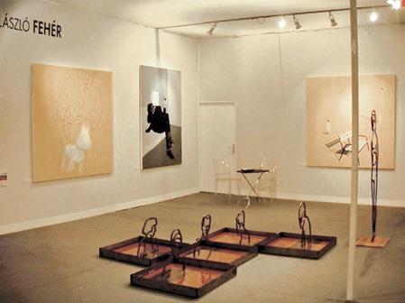 A Várfok Galéria standja 2000-ben a FIAC-on, Fehér László műveivel
