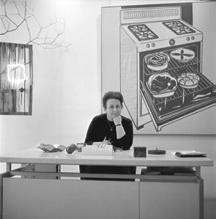 Ileana Sonnabend íróasztala mögött a párizsi Galerie Ileana Sonnabend terében, 1965 körül A Sonnabend Gallery, New York szíves engedélyével 