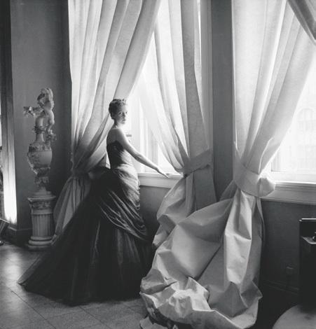 Nancy James Charles James Hattyú ruhájában (Swan Gown), 1955 A The Metropolitan Museum of Art szíves engedélyével, fotó: Cecil Beaton