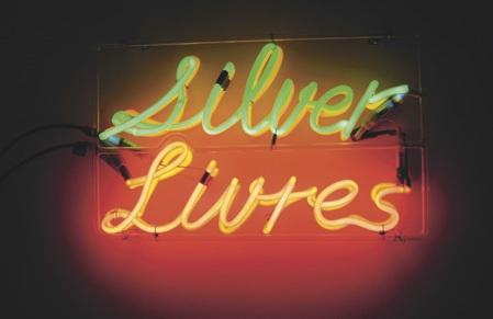 Bruce Nauman: Silver Livres. 1974. Fénycső, felfüggesztett üvegcső keretben, 30,2 × 49,7 × 7 cm | Collection Ealan and Melinda Wingate