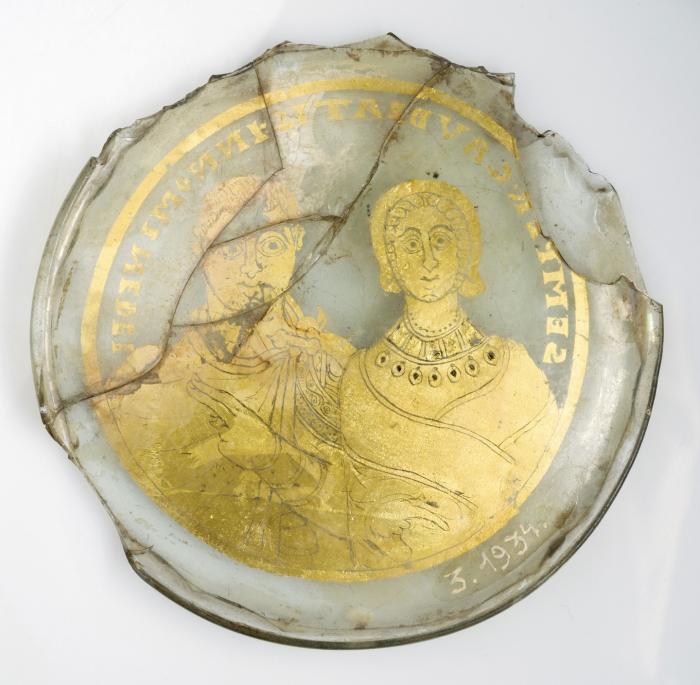 Aranyaljú üvegpohár, úgynevezett Fondo d’oro, 4. század, Dunaszekcső (Fleissig-gyűjtemény), üveglemez, aranyfólia, átm. 8,7 cm, Magyar Nemzeti Múzeum, Budapest