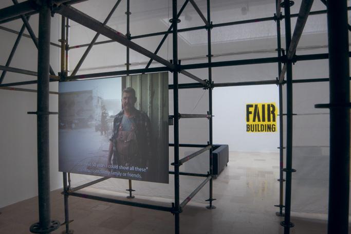 Fair Building, 2016, ötcsatornás videoinstalláció, film still & kiállítási enteriőr