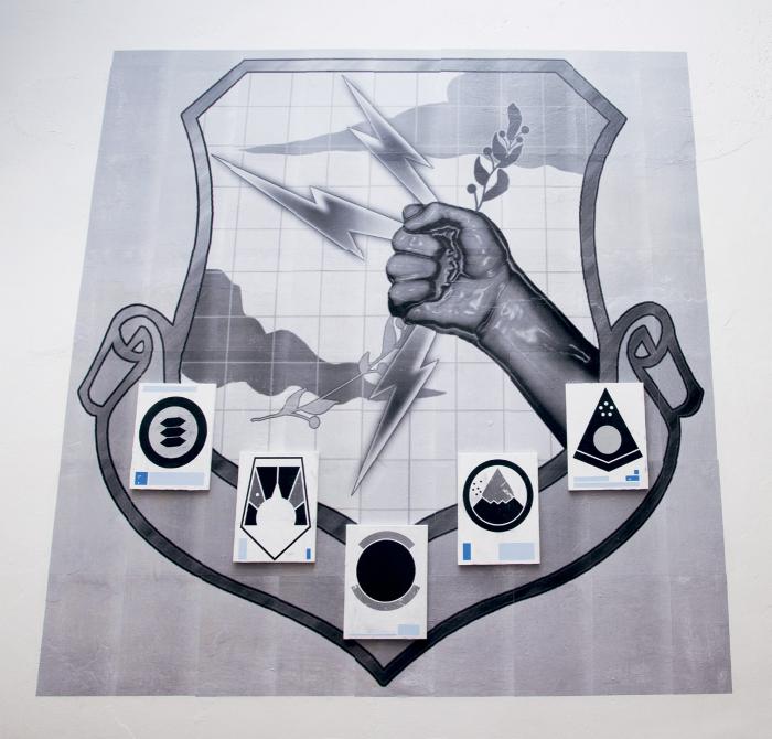 Fridvalszki Márk: Ad Inexplorata című 2015-ös munkája a prágai MeetFactoryben. Akril-transzfer, vászon, 30 × 40 cm/digitális grafika, tapéta, 250 × 250 cm