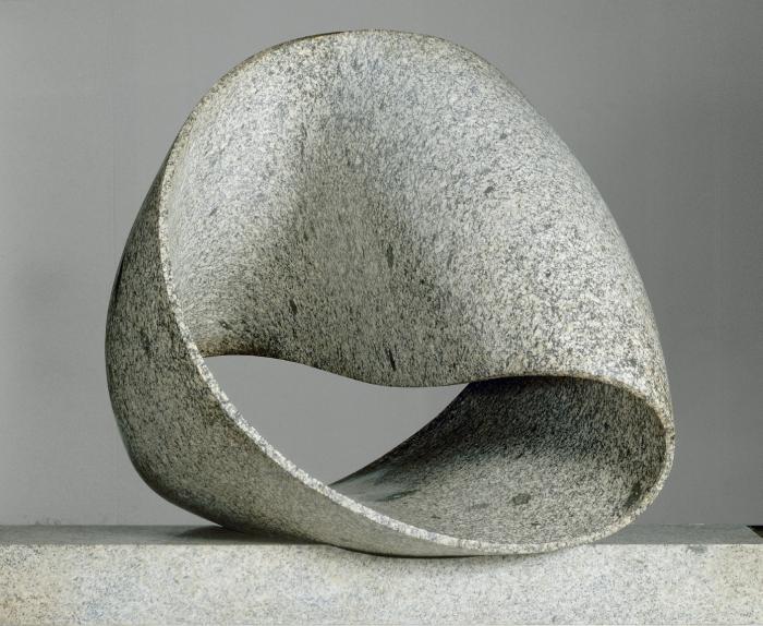 Max Bill: Végtelen szalag, IV. változat, 1960–61, szürke gránit (Wassen), 130 × 175 × 90 cm, súlya 700 kg, Centre Pompidou