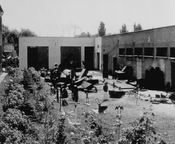 A főiskolai tanműhely udvara, 1975