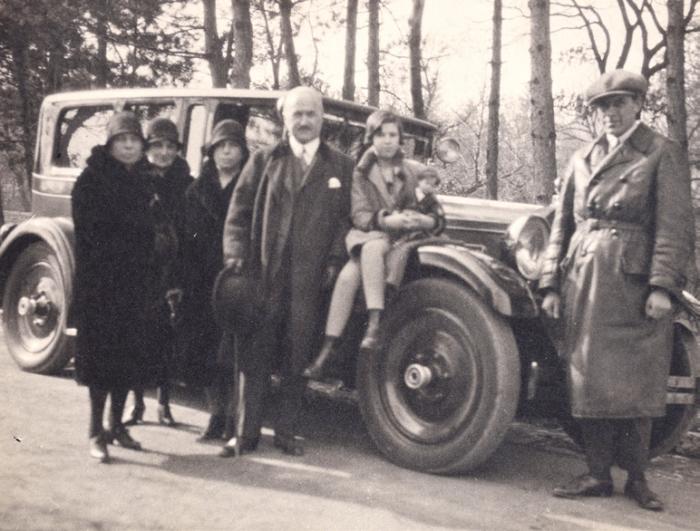 Családi archívum „A Packard volt a család elegáns autója, jobb oldalon az egyenruhás sofőrrel, Jánossal, aki később elesett a Don-kanyarban. A kép 1923 körül készülhetett, a nagyszüleim láthatóak rajta, balra Nagymama két testvére, a sárhányón Édesanyám kishúga ül.”
