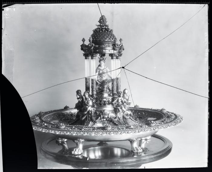 Üvegnegatív felvétel a Gundel-tál eredeti állapotáról, az ötkarú gyertyatartó elődjével, a tempiettóval, 1910 k., Iparművészeti Múzeum Adattár © IMM