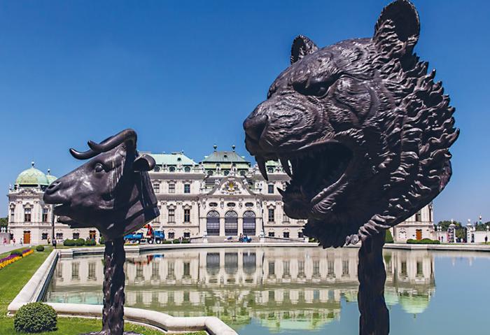 Ai Weiwei: Állatkör / Zodiákus fejek, 2010, ökör: 325,1 x 157,5 x 160 cm, tigris: 328 x 135 x 157,5 cm, magántulajdon Fotó: © Belvedere, Vienna