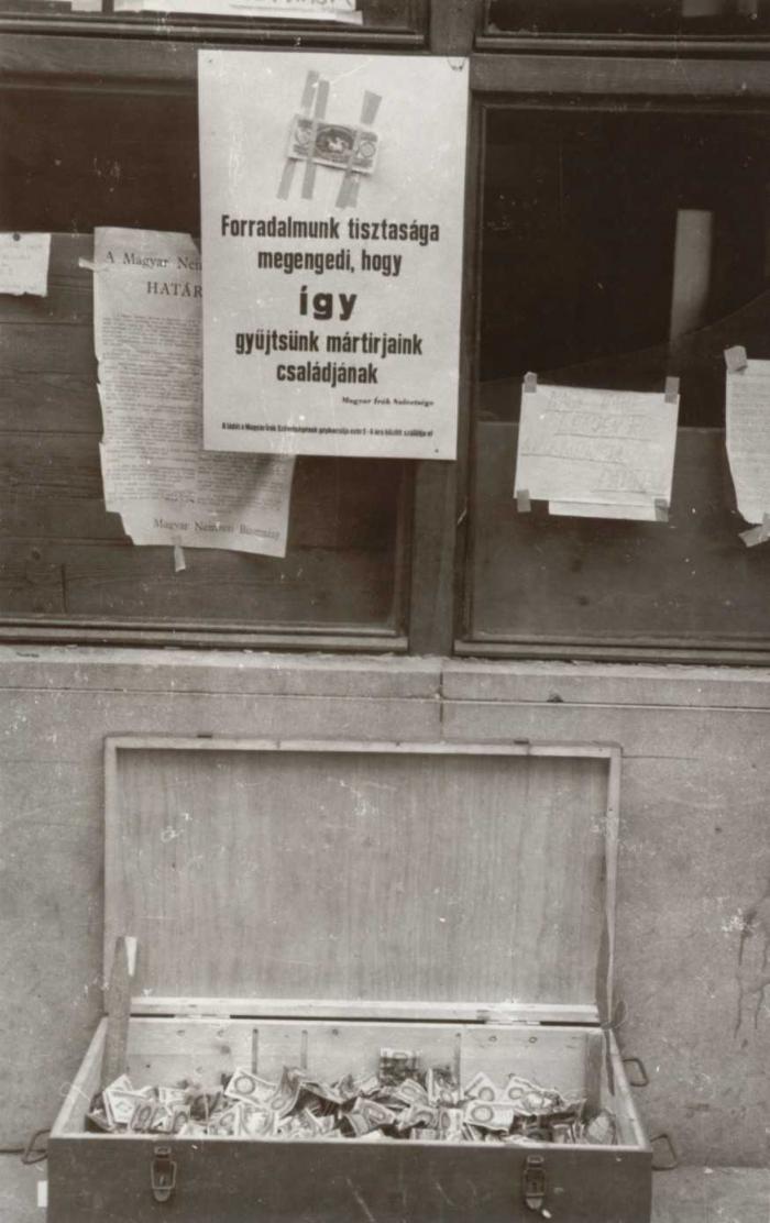 Pénzgyűjtő láda az Astoriánál, Budapest, 1956. november 3. Fotó: 1956-os Intézet archívuma