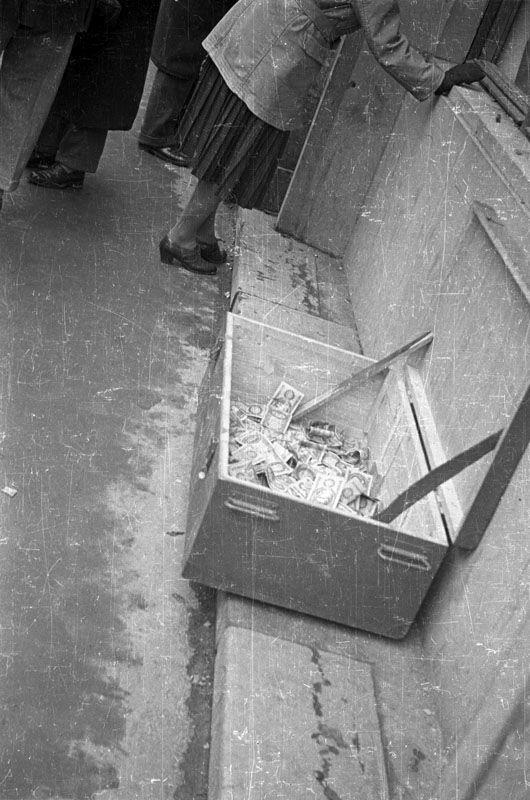 Pénzgyűjtő láda az Astoriánál, Budapest, 1956. november 2. Fotó: Varró Géza
