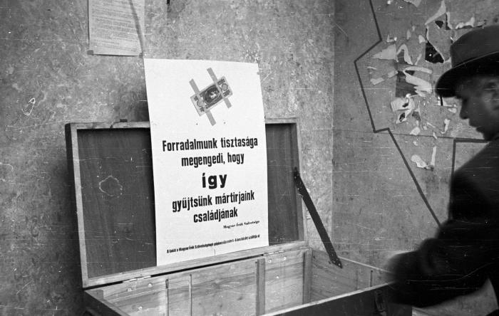 Pénzgyűjtő láda a Blaha Lujza téren, Budapest, 1956. november 2. Fotó: Fortepan / Nagy Gyula (39854)