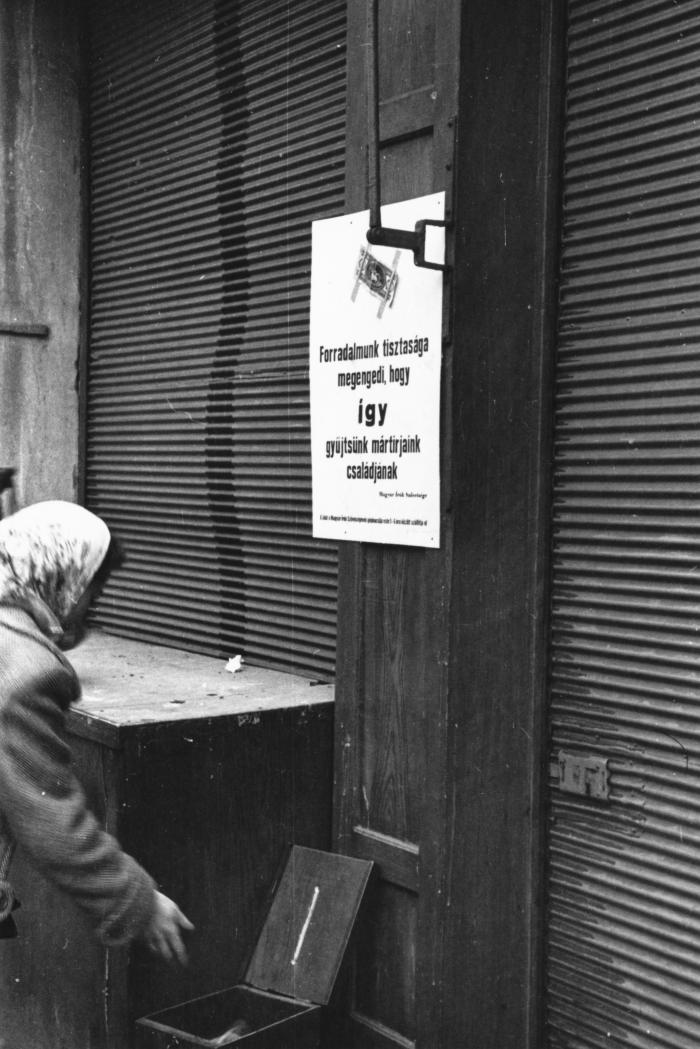 Pénzgyűjtő láda ismeretlen helyszínen, Budapest, 1956. november 2. Fotó: Fortepan / Pesti Srác2 (32789)