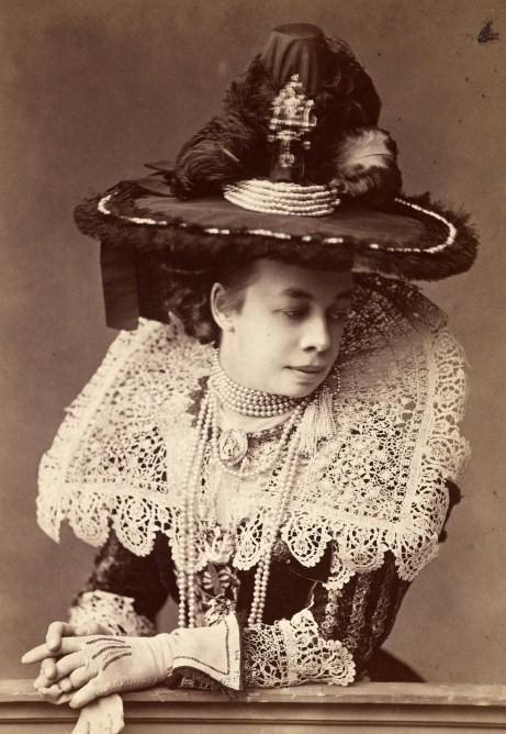 Pauline Sándor von Slawnitza grófnő, a későbbi Pauline von Metternich hercegnő Josef Székely felvételén Forrás: Wikimedia Commons