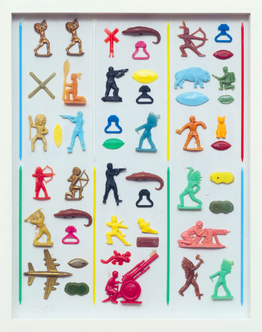 Rácmolnár Sándor: Gyermekkori hieroglifák, 1992–2012, 45 x 36 x 2 cm, fadoboz, műanyag figurák, magántulajdon © A művész hozzájárulásával / Fotó: Sulyok Miklós