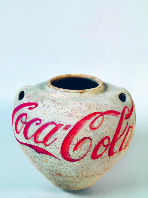 Ai Weiwei: Han-dinasztia kori urna Coca-Cola logóval, 1994, a nyugati Han-dinasztia uralkodásának idejéből (i. e. 206 – i. sz. 24) származó urna, festék © Fotó: Studio Ai Weiwei, © Ai Weiwei. M+ Sigg Collection, Hong Kong