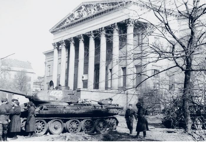 Szovjet tankok a Múzeumkertben 1956-ban, Magyar Nemzeti Múzeum Történeti Fényképtár © Magyar Nemzeti Múzeum