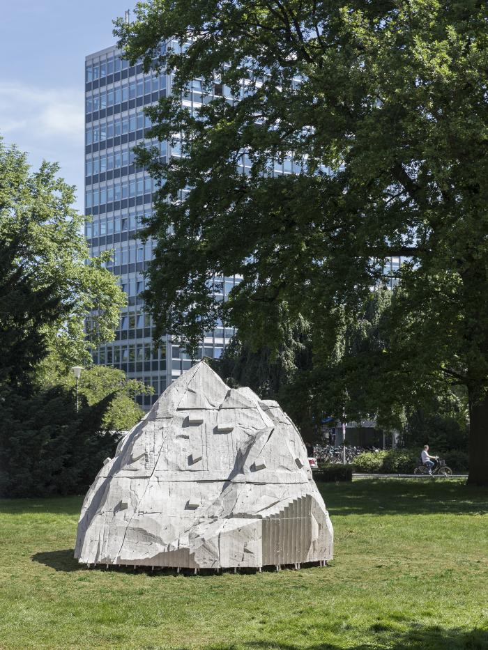Justin Matherly: Nietzsche's Rock (Nietzsche sziklája), 2017, szobor beton, üveggyapot, orvosi segédeszköz, fa, fém © Skulptur Projekte 2017 Fotó: Henning Rogge