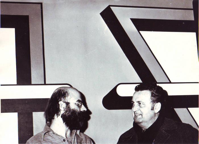 Beke László és Németh Lajos Bak Imre képe előtt, 1979–80 körül Fotó: Makky György