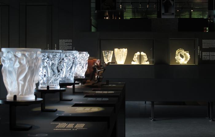A Bacchánsnők váza (1927) kristályüveg replikái a múzeumshopban © Musée Lalique