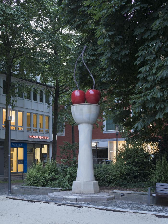 Thomas Schütte: Kirschensäule (Cseresznyeoszlop), 1987, szobor © Skulptur Projekte 2017 Fotó: Henning Rogge