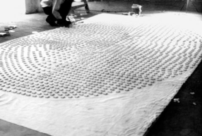 1994. szeptember 22 – november 4. A ‘80-as évek. Képzőművészet című kiállításon az Ernst Múzeumban az Újlak Csoport közös munkával szerepelt: az Újlaki mozi záróeseményén bemutatott ellipszis formát gondolták újra, ezúttal több ezer radírból kialakítva. © Fotó: Sohler Andrea