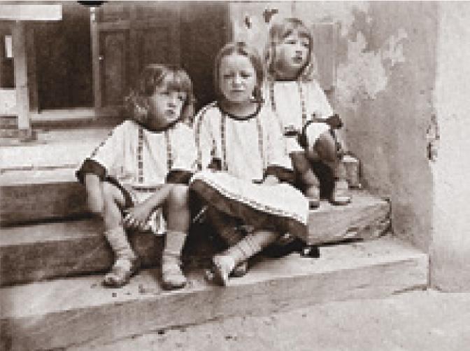 Körösfői három gyermeke kalotaszegi viseletben Gödöllői Városi Múzeum