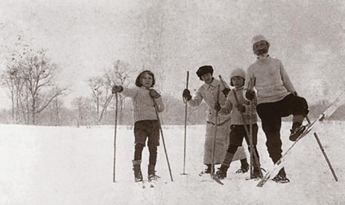 Körösfői gyermekeivel síelés közben Gödöllői Városi Múzeum