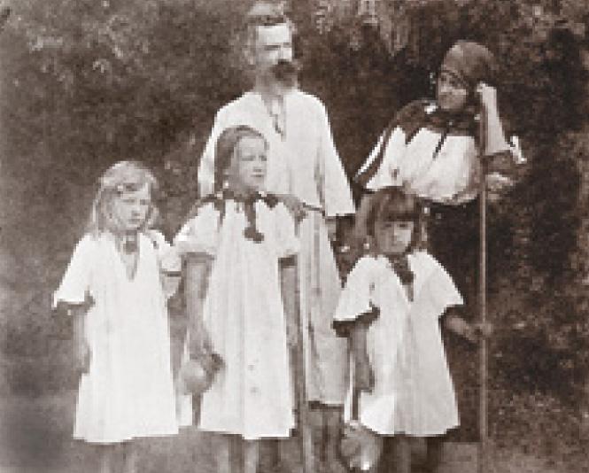 Körösfői családja kalotaszegi viseletben Gödöllői Városi Múzeum