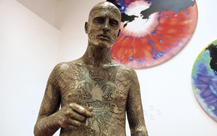 Zombie Boy (Rick) Cu Pb Nn Fe Mg Si, 2011, homokfúvott és lakkozott bronz, 178 × 56 × 35 cm © Fotó: Földes András