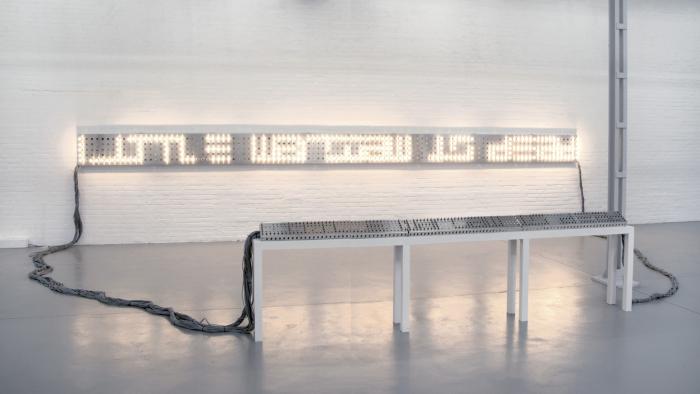 Little Warsaw Is Dead, 2008, interaktív fényinstalláció aluminium, fa, elektromos eszközök, 50 cm × 400 cm + 133 cm × 16 cm × 80 cm © Fotó: Thomas Wrede ©Little Warsaw