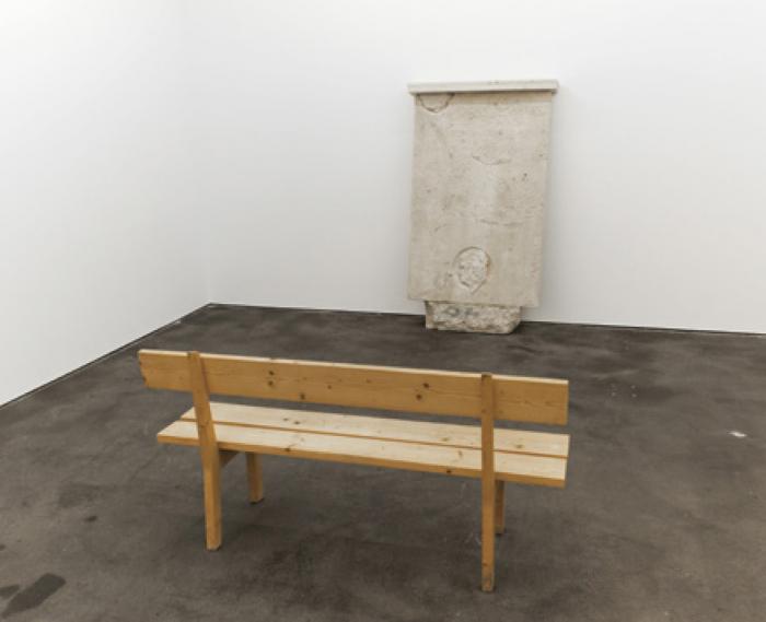Deserted Memorial , 2004, wood, 173 × 46 × 88 cm, plaster, 203 × 119 × 22 cm Fotó: Plan B Gallery Berlin