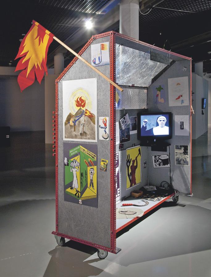 Kaszás Tamás: Propaganda barikád, 2003-11, installáció, 200 × 100 × 210 cm, Muzeum Sztuki w Łodzi gyűjteménye © Foto: Piotr Tomczyk