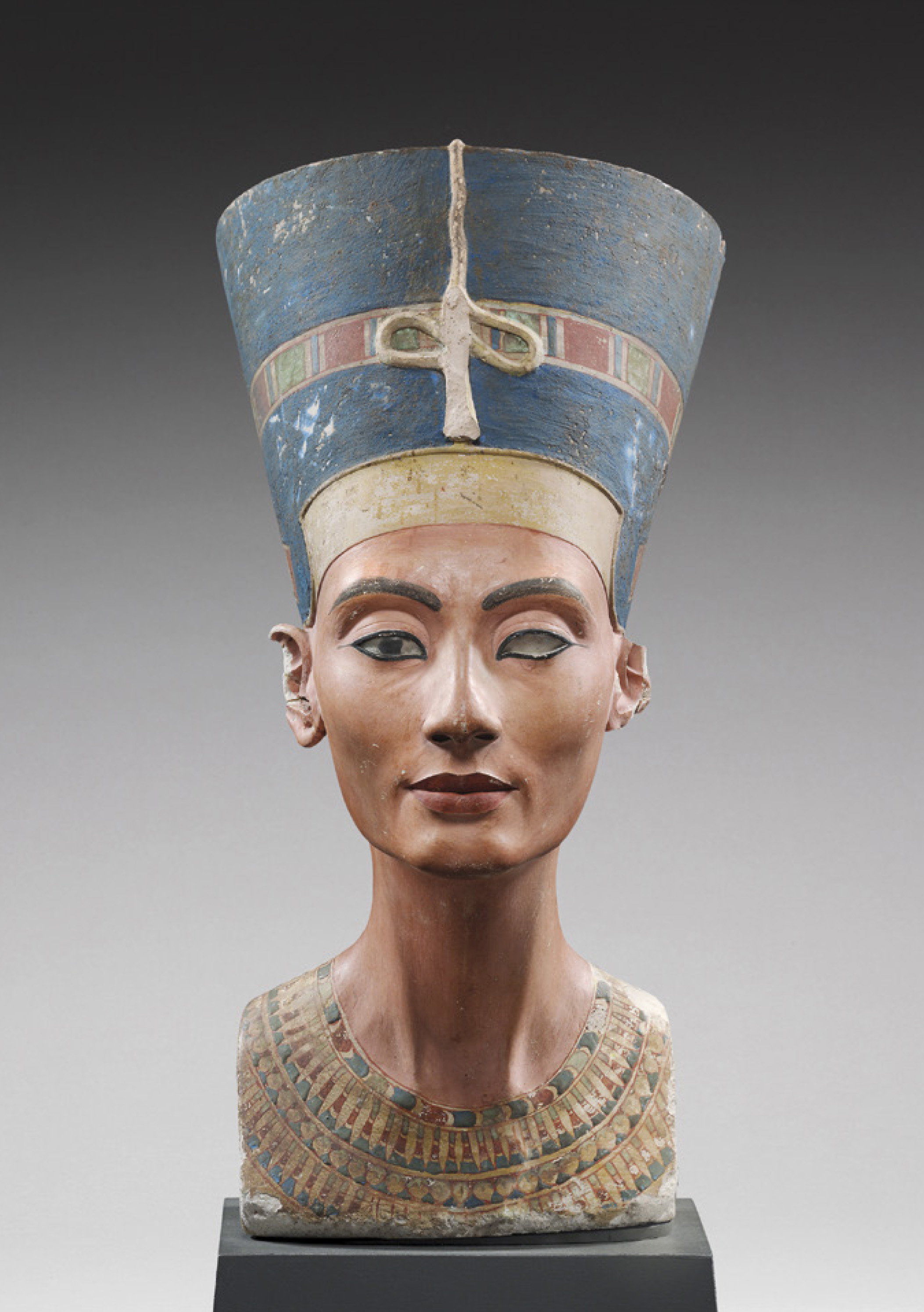 Nefertiti színes modell büsztje. új Birodalom, 18. dinasztia, Kr. e. 1340 körül, homokkő, gipsz. James Simon adománya © Staatliche Museen zu Berlin © Fotó: Sandra Steiß