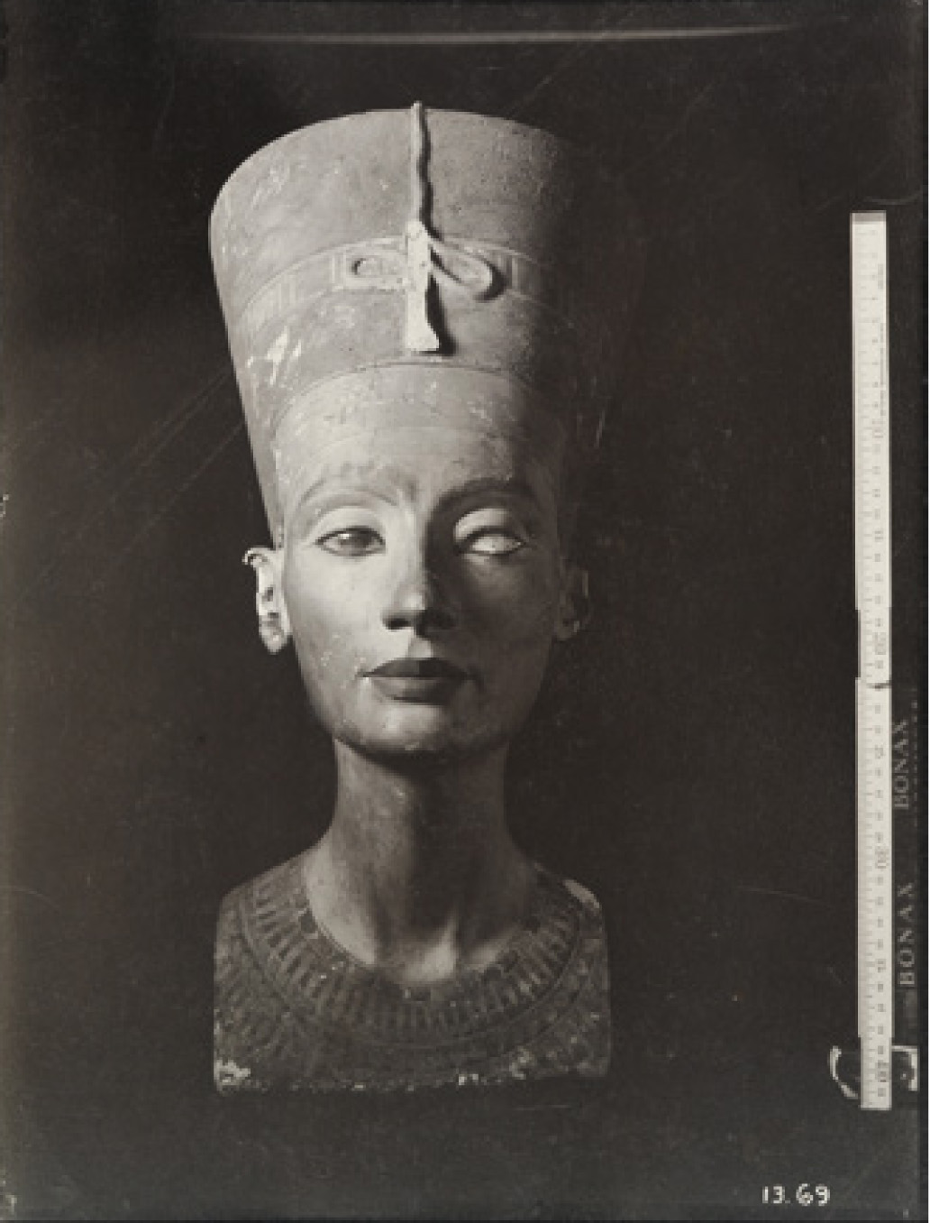Nefertiti mellszobráról készült fényképfelvétel 1912-ből, a leletanyag elosztásának hivatalos dokumentációjából © Deutsche Orient-Gesellschaft (DOG)