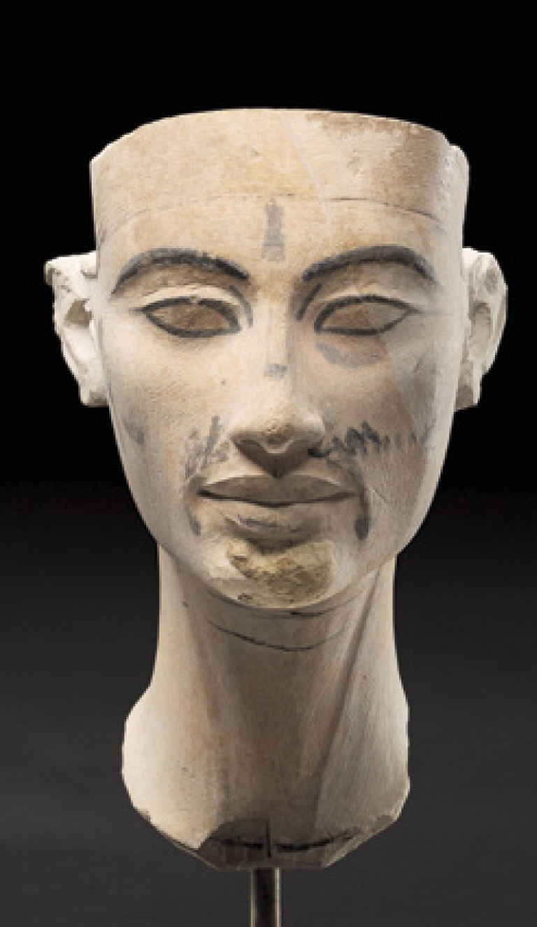 Befejezetlen Nefertiti fejszobor modell. Új Birodalom, 18. dinasztia, Kr. e. 1351–34, homokkő. James Simon adománya © Staatliche Museen zu Berlin © Fotó: Sandra Steiß