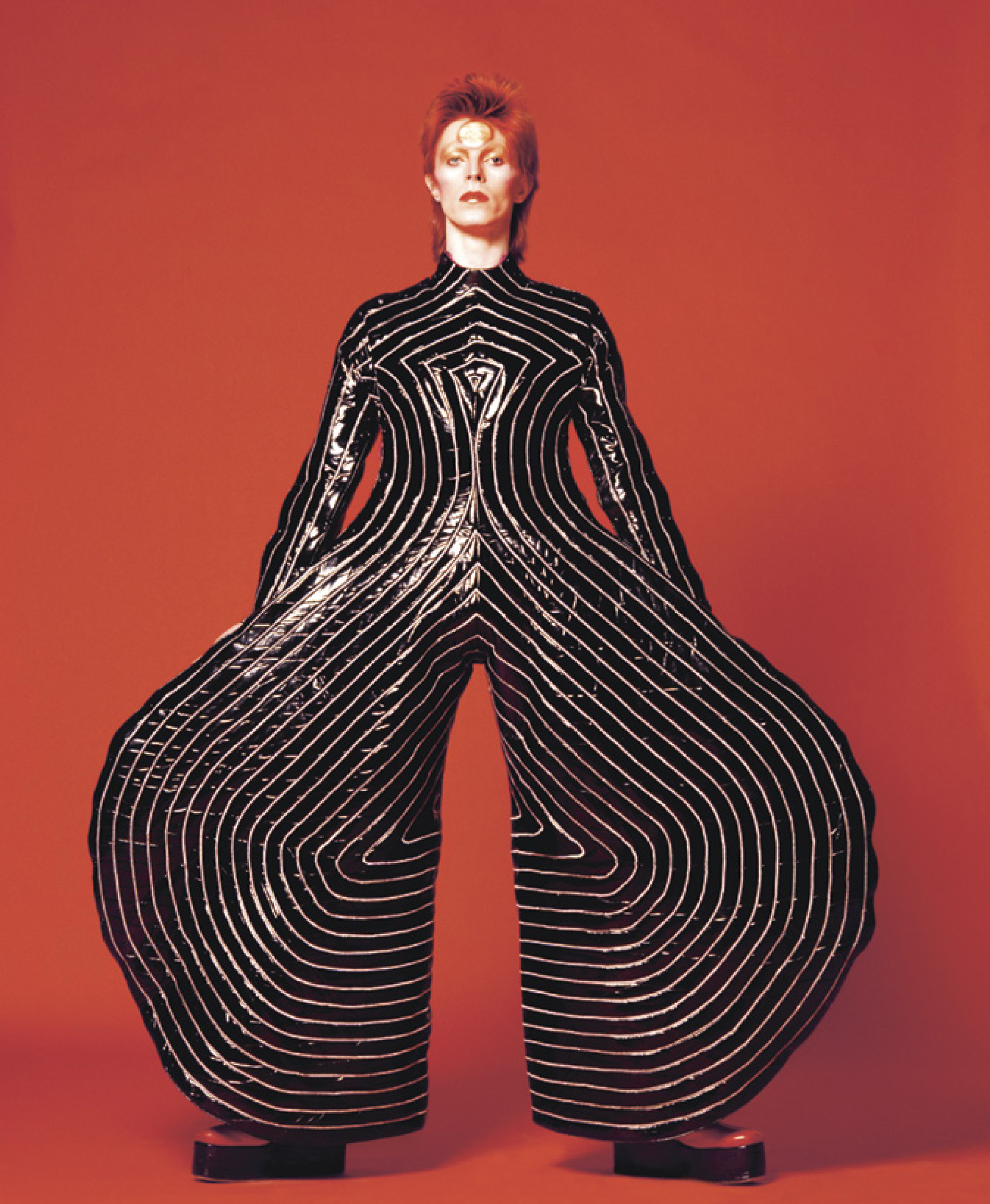 Csíkos kezeslábas az Aladdin Sane-turnéra, 1973 | design: Kansai Yamamoto © Fotó: Masayoshi Sukita © Sukita / The david Bowie Archive 2012