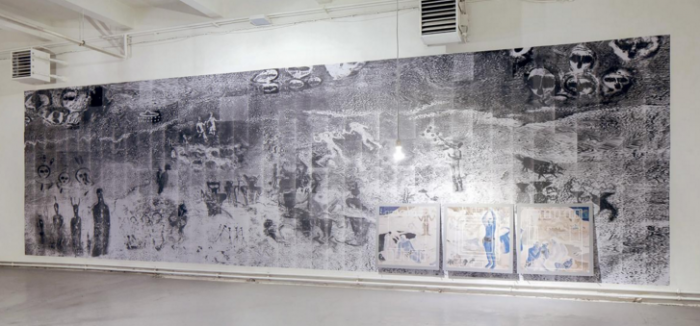Fridvalszki Márk In Archaic Mode című 2016-os installációja a prágai MeetFactoryben. Installáció – tapéta: digitális kollázs, digitális nyomat, 3,8 × 11,8 m; panelek: digitális grafika, UV nyomat, dibond, 3 × 100 × 100 cm; hang: kisajátítás, Klaus Schulze: Timewind, 1975 (Brain) 59:13