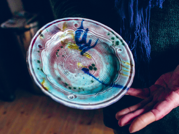 John Glick amerikai (Michigan) keramikusművész kis-ázsiai kerámiákat és kalligráfiát idéző tányérja Fotó: Torma Beatrix