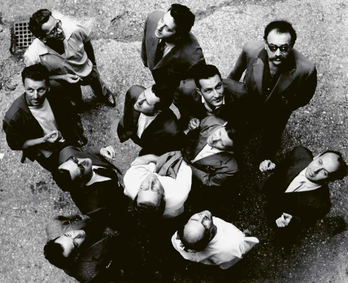 Gorgona Művészcsoport: A Gorgona az égre bámul, 1961, a Gorgona Művészcsoport tagjai és barátaik szereplésével, 1961, fekete-fehér fotó, 220 x 229 mm © Marinko Sudac-gyűjtemény