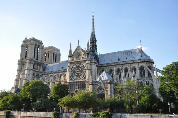 Cathédrale_Notre-Dame_de_Paris-_3_June_2010.jpg