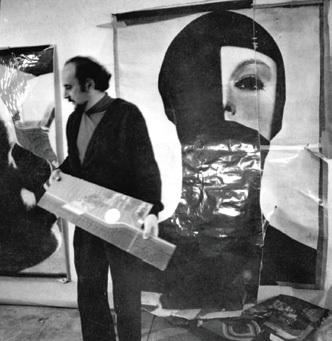 Erdély Miklós a nyíregyházi fürdő mozaiktervével a kezében, 1970