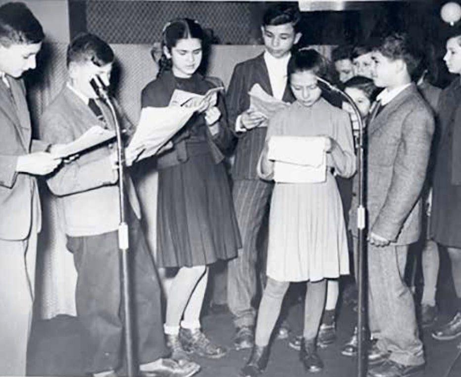 Balról a harmadik Ladik Katalin nagyjából tizennégy évesen az Újvidéki Rádióban, archív fotó
