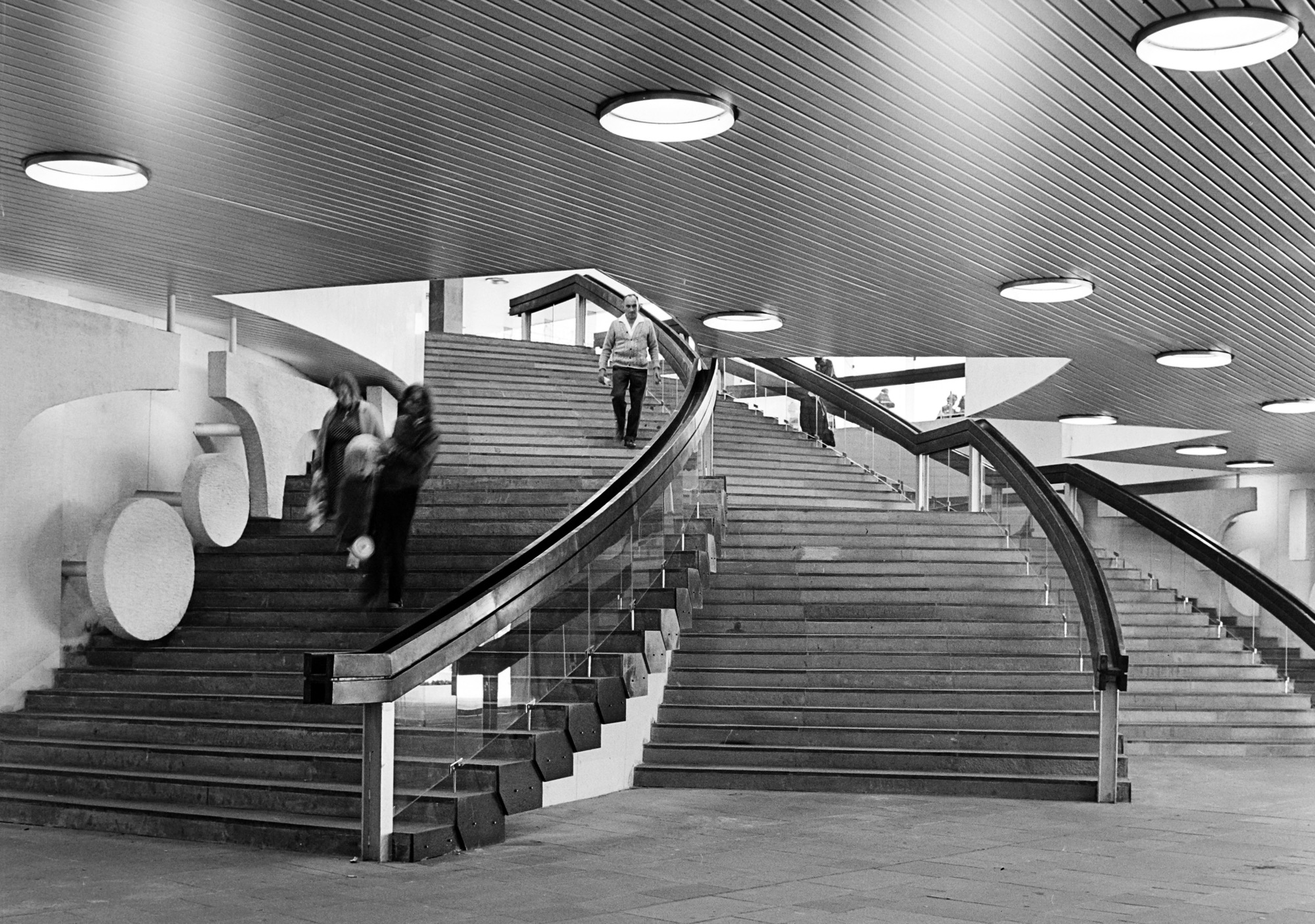 Íves lépcsőfeljáró a metróállomás felől a pénztárcsarnokba 1973-ban, forrás: Fortepan / adományozó: Gábor Viktor