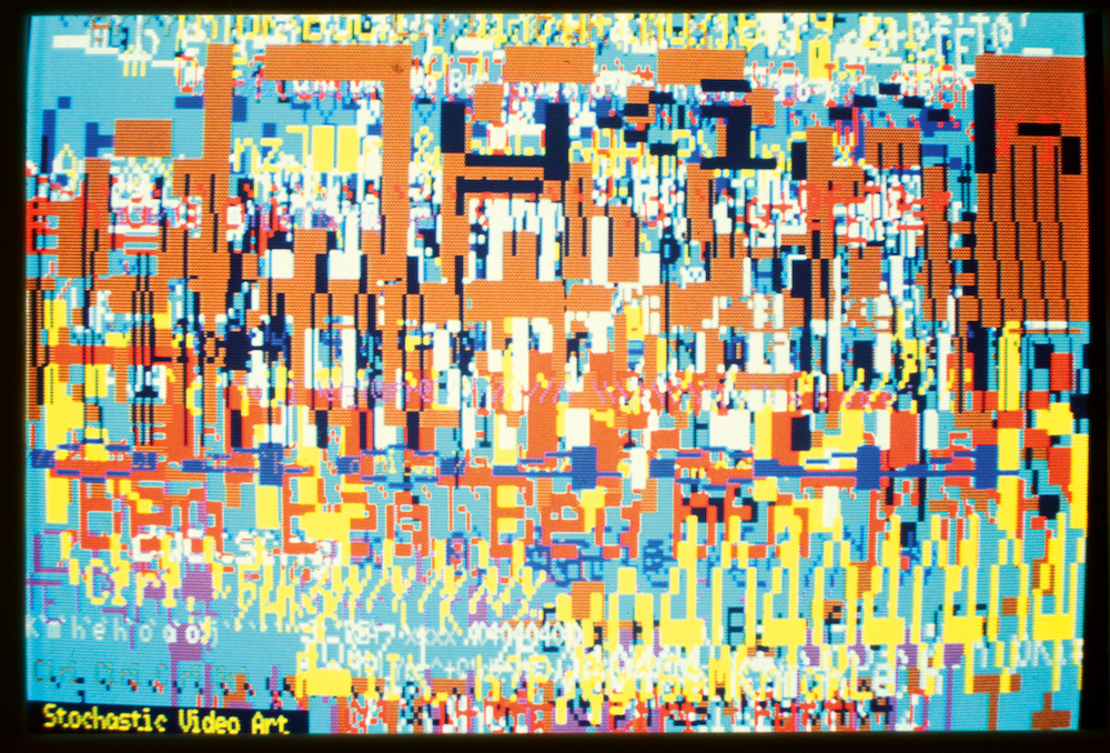 Frey Krisztián: Stochastic Video Art (részlet a Szuprematikus kárpitok sorozatból) 1982, 2,5×3,5 cm, számítógépen készített digitális képek fotódokumentációja (színes diapozitív), magántulajdon © fotó: Rosta József