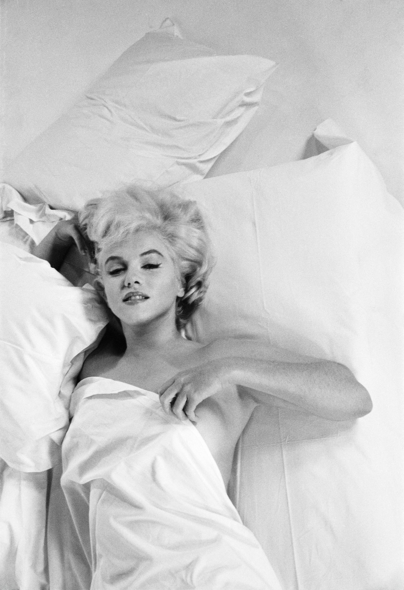 Eve ARNOLD: Marilyn Monroe két felvétel között egy, a Kallódó emberek című filmhez (r.: John Huston) kapcsolódó fotózáson a hollywoodi Paramount Galériában. Kalifornia, Amerikai Egyesült Államok, 1960 © Eve Arnold / Magnum Photos