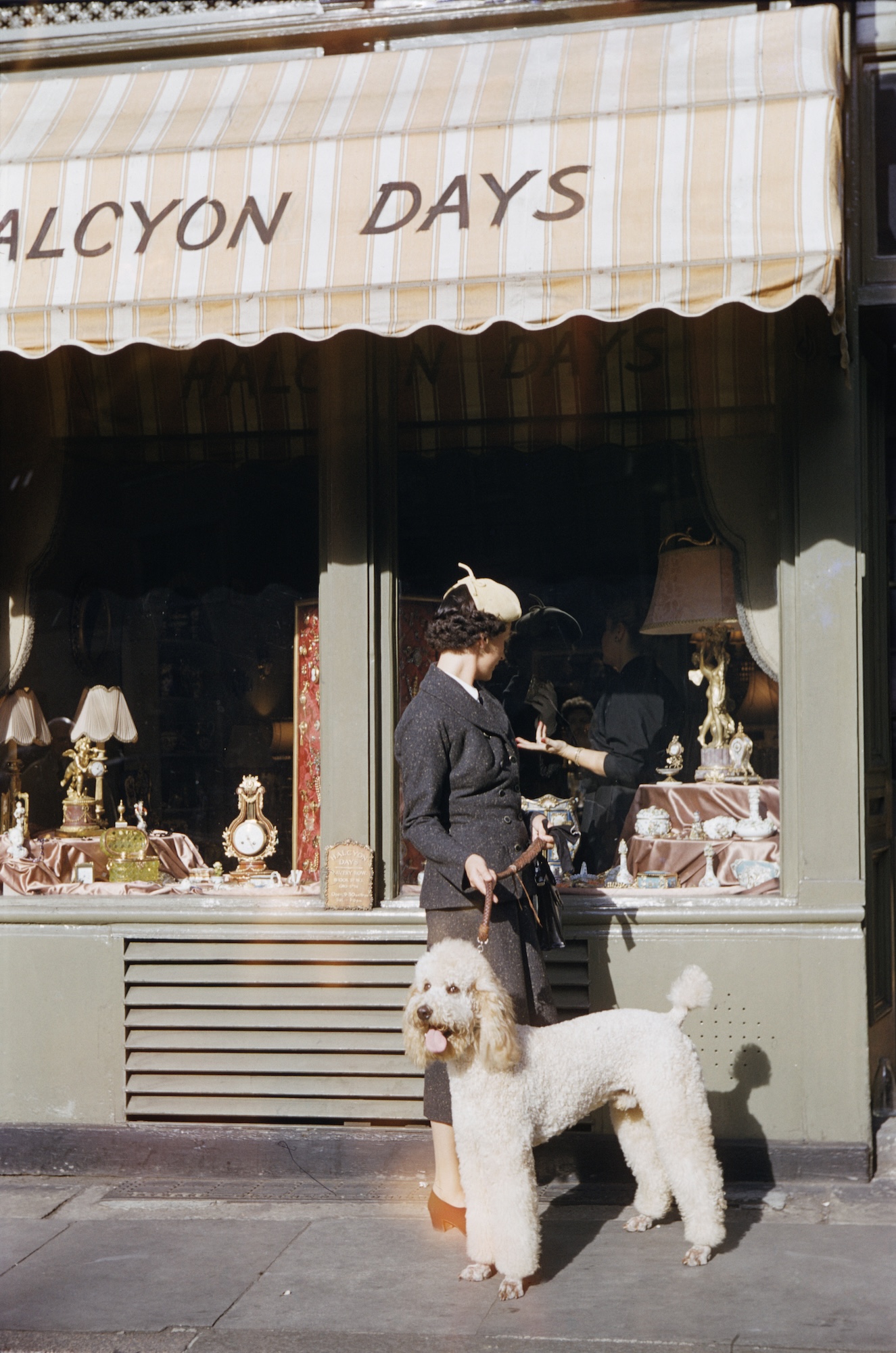 Inge MORATH: Jól öltözött kirakatnézegető. London, Anglia A well-dressed window-shopper. London, England 1953 © Inge Morath / Magnum Photos