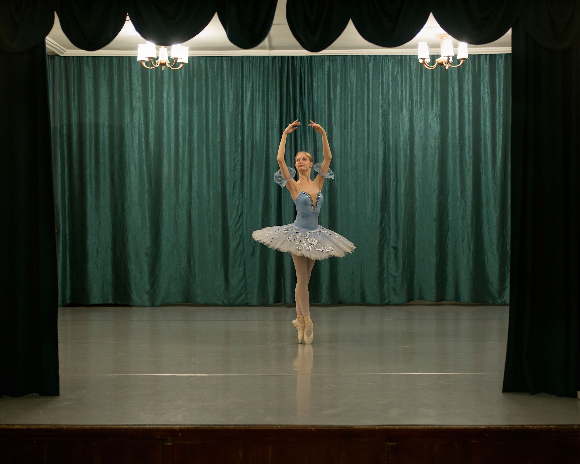 Nanna HEITMANN: Julia, a balerina napi öt órát táncol a balettakadémián. A balettórákon kívül hagyományos iskolai tantárgyakat is tanítanak itt. Julia arról álmodik, hogy balerina lesz. Jenyiszej folyó, Krasznojarszk, Oroszország, 2018 © Nanna Heitmann / Magnum Photos